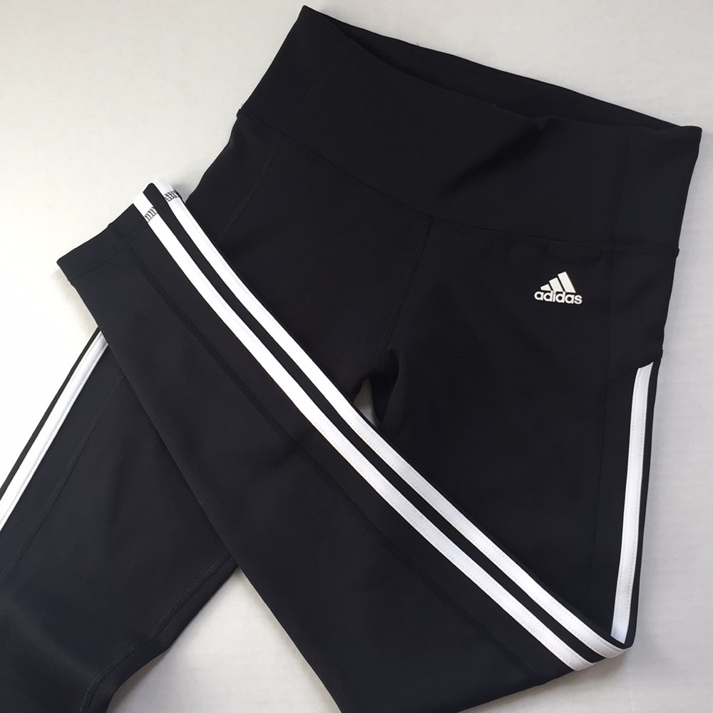 ✨Adidas 3 striped crop leggings!✨